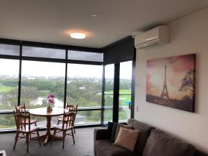 悉尼Parkview Modern Apartment w Parking @ Olympic Park的客厅设有沙发和美景桌子