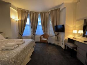 伦敦盖特威酒店的酒店客房,配有床和电视