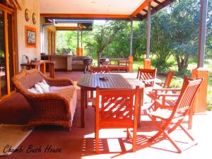 赫卢赫卢韦处碧布希度假屋的庭院配有木桌和椅子