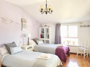EulateLa Aldaia de Urbasa的一间卧室配有两张床和吊灯。