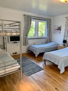 斯泰农松德Stenungsögården的一间卧室配有两张双层床和电视