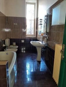 因佩里亚Casa Gazzano的一间带水槽、浴缸和卫生间的浴室