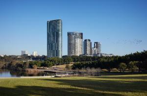 悉尼Parkview Modern Apartment w Parking @ Olympic Park的享有城市高楼和公园的景色