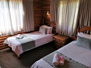Ruiterbos八钟山旅馆的酒店客房,配有两张带毛巾的床