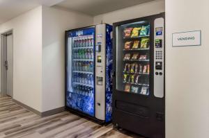 莱克伍德WoodSpring Suites Tacoma - Lakewood的饮料自动售货机