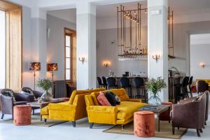 利勒鲁斯拿破仑·波拿巴兰利酒店的客厅配有黄色的沙发和桌子