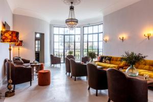 利勒鲁斯拿破仑·波拿巴兰利酒店的客厅配有黄色的沙发和椅子