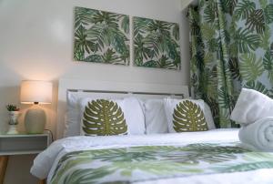 大雅台大雅台绿洲公寓的一间卧室配有带绿色和白色枕头的床