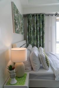 大雅台大雅台绿洲公寓的一间卧室配有带枕头和台灯的床
