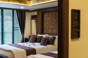 清迈瓦纳玛斯赤昂格麦精品屋酒店-SHA Extra Plus的一间卧室配有带枕头的床