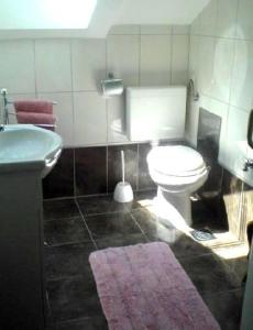 奥帕提亚Apartment Damir的浴室配有白色卫生间和盥洗盆。