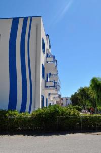 坎波马里诺Campitur的上面有蓝色和白色条纹的建筑