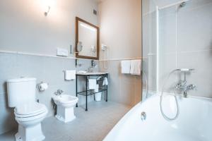 圣莫里茨Hotel Reine Victoria的带浴缸、卫生间和盥洗盆的浴室