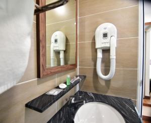 新山YANGTZE HOTEL 长江酒店的一间带水槽和镜子的浴室