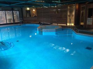 格伦科格兰库岛酒店的大楼内一个蓝色的大型游泳池