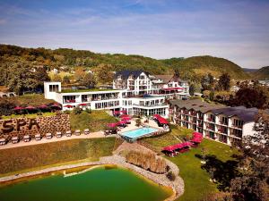 洛夫Moselstern公园酒店Krähennest的享有带游泳池的度假村的空中景致