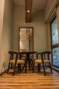 圣罗莎德卡瓦尔Termales Santa Rosa De Cabal的一间带桌椅和镜子的用餐室