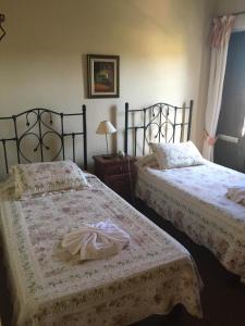 乌拉圭河畔康塞普西翁Posta Torreón的卧室内两张并排的床