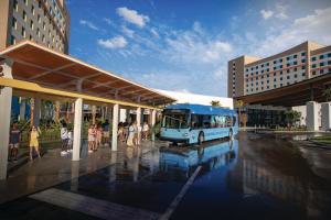 奥兰多无尽夏日度假村 – 码头酒店的蓝色的巴士停在一个公共汽车站