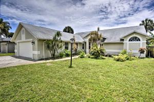 Cocoa Beach Paradise Screened Pool, Patio and Games外面的花园