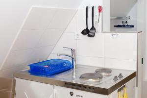 默讷塞Casa Felicitas - Ferienwohnung & Studio的一个带水槽和台面的小厨房