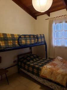 里奥塞瓦约斯Casita de las Sierras的客房设有两张双层床和一扇窗户。