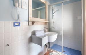 里米尼拉蒙萝莎酒店的一间带水槽和淋浴的浴室