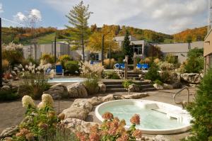 蓝山Blue Mountain Resort Inn的一个带岩石的花园内的热水浴池