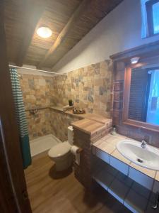 埃尔乔罗Casa Rural La teja (Caminito del Rey)的浴室配有卫生间、浴缸和水槽。