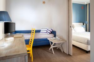 里米尼拉蒙萝莎酒店的小房间设有蓝色的沙发和桌子