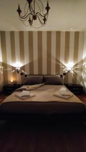 梅纳焦Appartamento La terrazza di Dora的一间卧室配有一张床,上面有两条毛巾