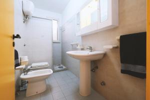 莱乌卡Casa Boarni Leuca的白色的浴室设有水槽和卫生间。