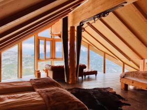 上特劳恩克里蓬斯坦山林小屋的客房设有床和大窗户。