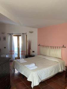 奥列纳鲁坎达提皮卡萨科尔特民宿的一间卧室配有一张大床和两条毛巾