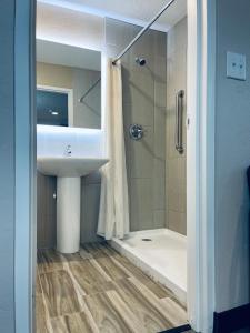 21世纪汽车旅馆的一间浴室