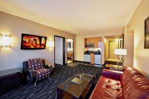 拉斯维加斯Suites at Elara Las Vegas Strip-No Resort Fees的客厅配有沙发和桌子