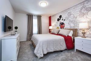 奥兰多5 Bedrooms Townhome w- Splashpool - 8205SA的墙上有老鼠壁画的卧室