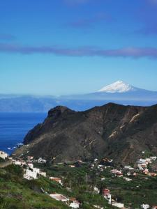 埃尔米瓜Casas Rurales El Serrillal的享有海洋和山脉的美景。