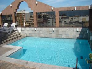 里约热内卢南美克巴卡巴纳酒店的建筑物屋顶上的游泳池