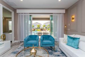 奥兰多Beautiful Themed Single Home with Private Pool and Game Room EC0405的客厅配有白色沙发和蓝色椅子
