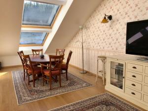 班斯科LUXURY PENTHOUSE WITH A LAVISH SPA and 2 en-suite bedrooms的一间带桌椅和电视的用餐室