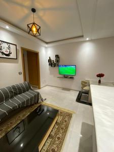 突尼斯Zayatine RDC的带沙发和平面电视的客厅