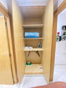 突尼斯Zayatine RDC的衣柜,带木门和书架
