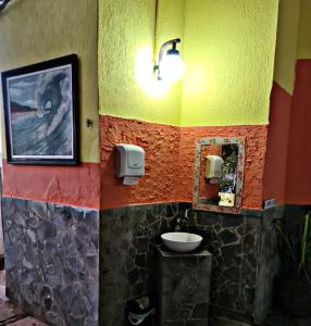 加利纽斯Pousada Dalva的一间带水槽和彩色墙壁的浴室