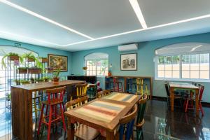 圣保罗Hotel Pousada Pacaembu的酒吧设有木桌和椅子,墙壁蓝色