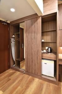 新山YANGTZE HOTEL 长江酒店的厨房设有木镶板和橱柜