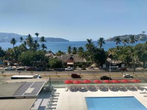 阿卡普尔科阿尔普尔科华美达酒店的享有带游泳池和大海的度假胜地的景致