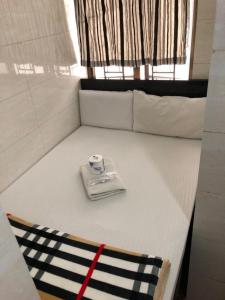 香港Crystal Hostel的一张带餐巾的床和一杯