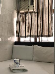 香港Crystal Hostel的一张带餐巾纸和上面一个容器的床