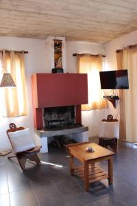 德尔迪阿布罗角Koe Porá的客厅设有壁炉和电视。
